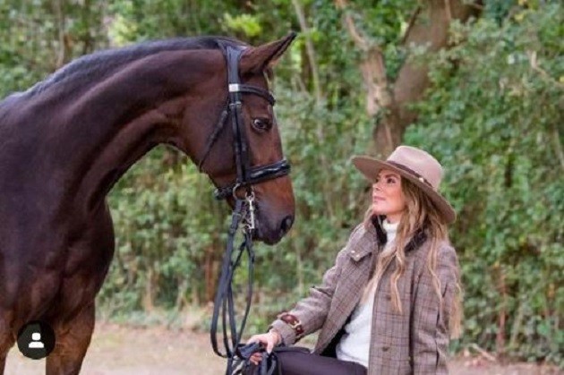 TERRY'S GOAL-DEN John Terry’s wife Toni flashes washboard abs in blush-coloured bikini as she snogs the former England ace - Bóng Đá