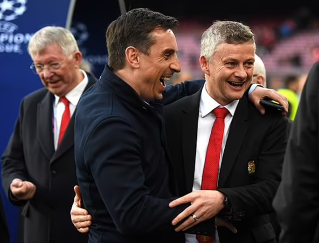 Gary Neville suggests Man United players have their 'PR and social media teams working' - Bóng Đá