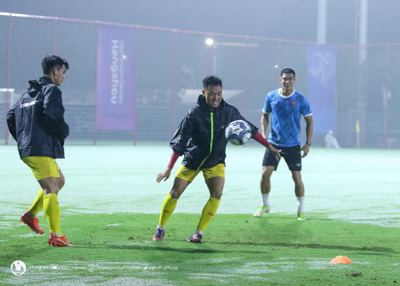 Olympic Việt Nam gạt buồn, đội mưa tập chờ đấu Saudi Arabia - Bóng Đá