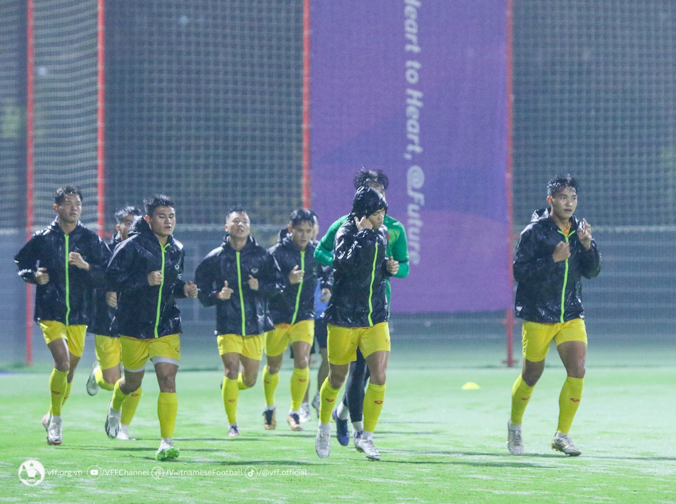 Olympic Việt Nam gạt buồn, đội mưa tập chờ đấu Saudi Arabia - Bóng Đá