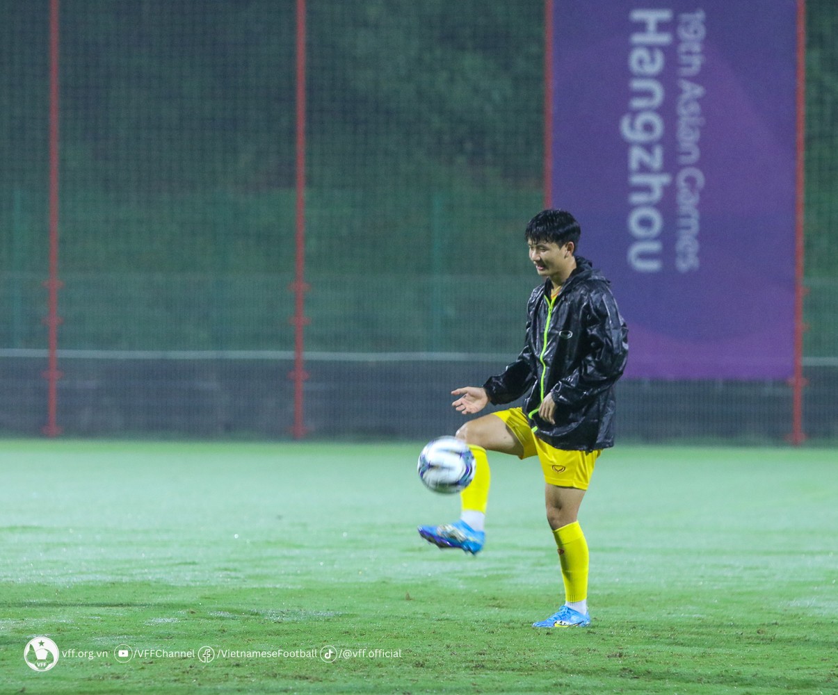 Olympic Việt Nam gạt buồn, đội mưa tập chờ đấu Saudi Arabia - Bóng Đá