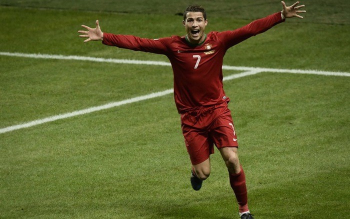 Ronaldo ghi hat-trick kinh điển hủy diệt đội bóng của Ibrahimovic - Bóng Đá