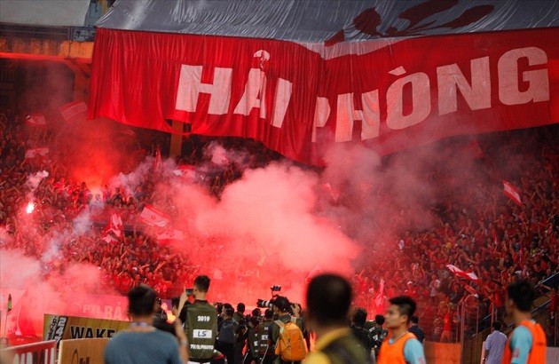 Thấy gì từ vụ đốt pháo sáng mới nhất ở V-League? - Bóng Đá