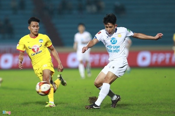 Hồng Duy ăn vạ kiếm penalty bất thành trước HAGL - Bóng Đá