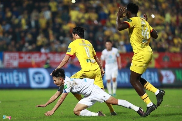 Hồng Duy ăn vạ kiếm penalty bất thành trước HAGL - Bóng Đá