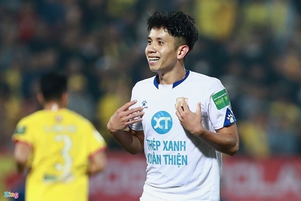 Hồng Duy ăn vạ kiếm penalty bất thành trước HAGL - Bóng Đá
