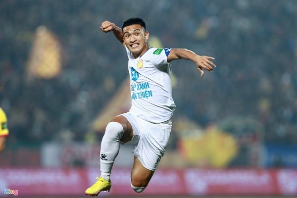 Hồng Duy ăn vạ kiếm penalty bất thành trước HAGL - Bóng Đá