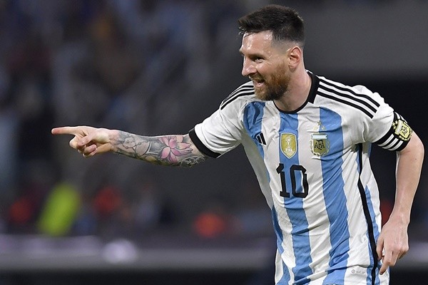 Messi vượt mốc 100 bàn cho Argentina: Người viết sử bóng đá - Bóng Đá