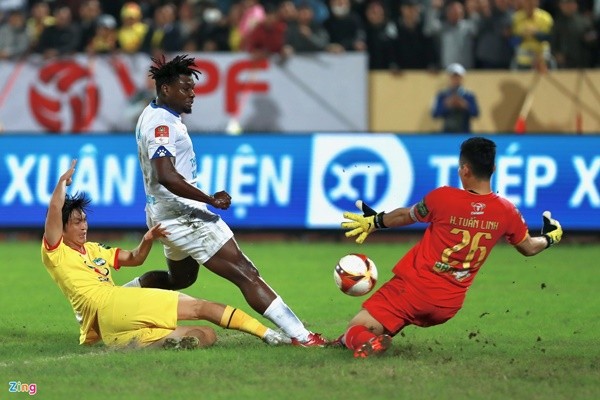 Hồng Duy ăn vạ kiếm penalty bất thành trước HAGL - Bóng Đá