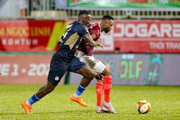 Ngoại binh dọa kiện HAGL lên FIFA?; Bầu Đức chi hàng nghìn tỷ nuôi bóng đá - Bóng Đá