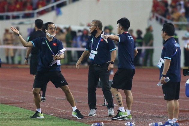 Thầy Park lưỡng lự chờ cầm sa bàn; Báo Trung Quốc bi quan cho HLV Troussier - Bóng Đá