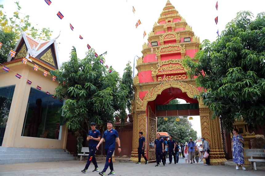 U22 Việt Nam đi chùa ở Campuchia - Bóng Đá