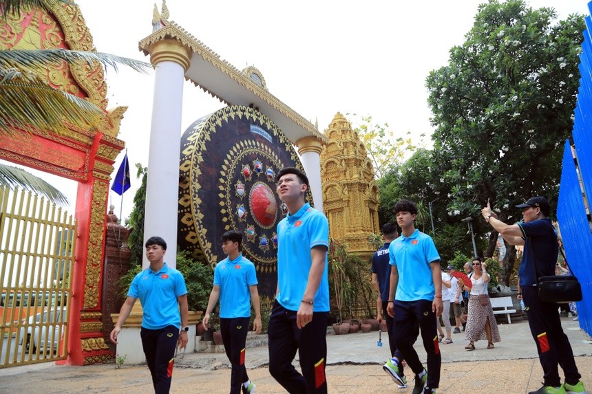U22 Việt Nam đi chùa ở Campuchia - Bóng Đá
