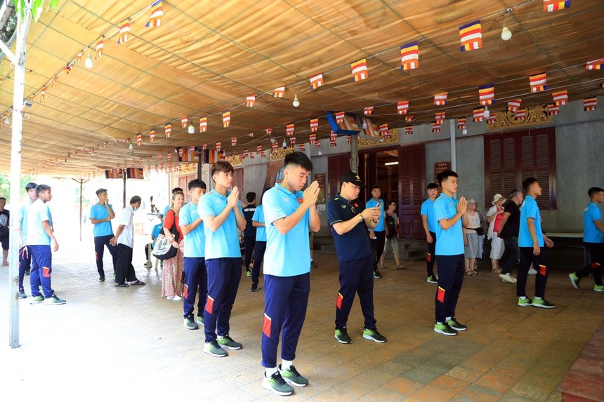 U22 Việt Nam đi chùa ở Campuchia - Bóng Đá