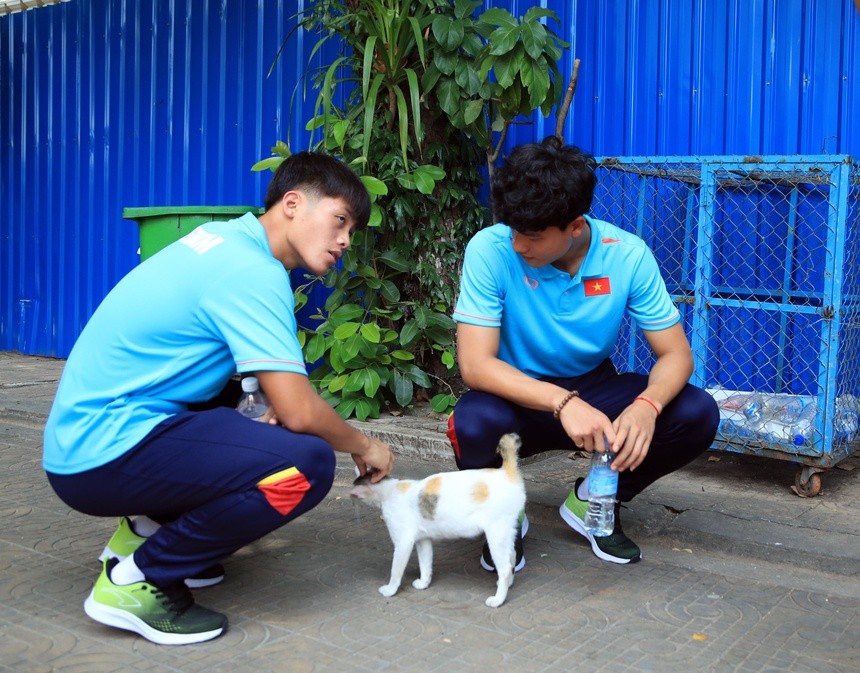 U22 Việt Nam đi chùa ở Campuchia - Bóng Đá