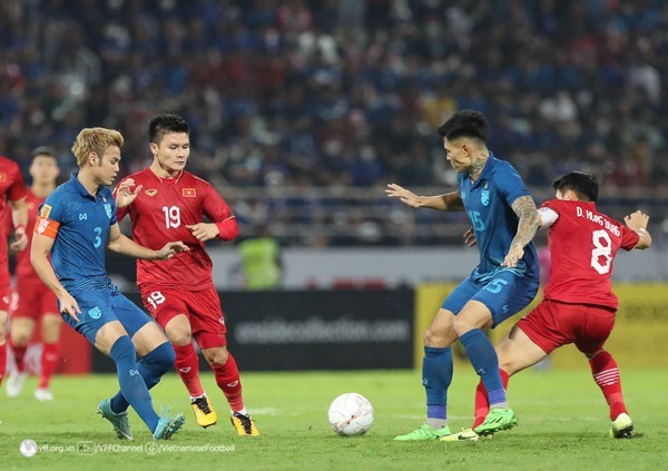 Dàn WAGs khoe sắc tại chung kết AFF Cup; CĐV Thái Lan chế nhạo Việt Nam - Bóng Đá