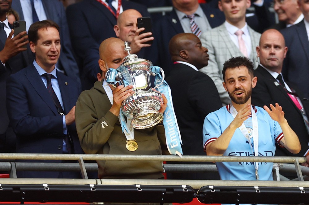 Pep Guardiola bật khóc sau khi Man City hạ gục MU - Bóng Đá