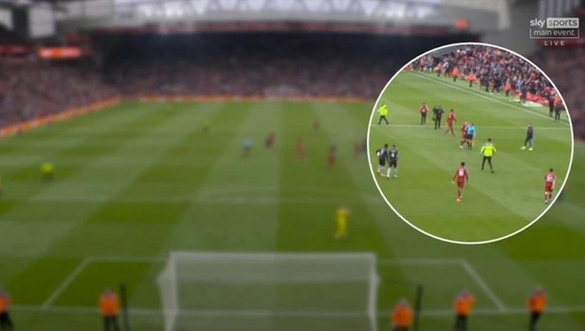 Trọng tài bị treo còi vì giật cùi chỏ vào mặt sao Liverpool - Bóng Đá