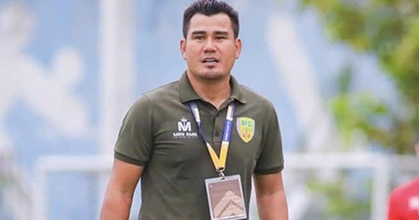 Giúp đội nhà thăng hạng, cựu tiền đạo tuyển Việt Nam nhận 