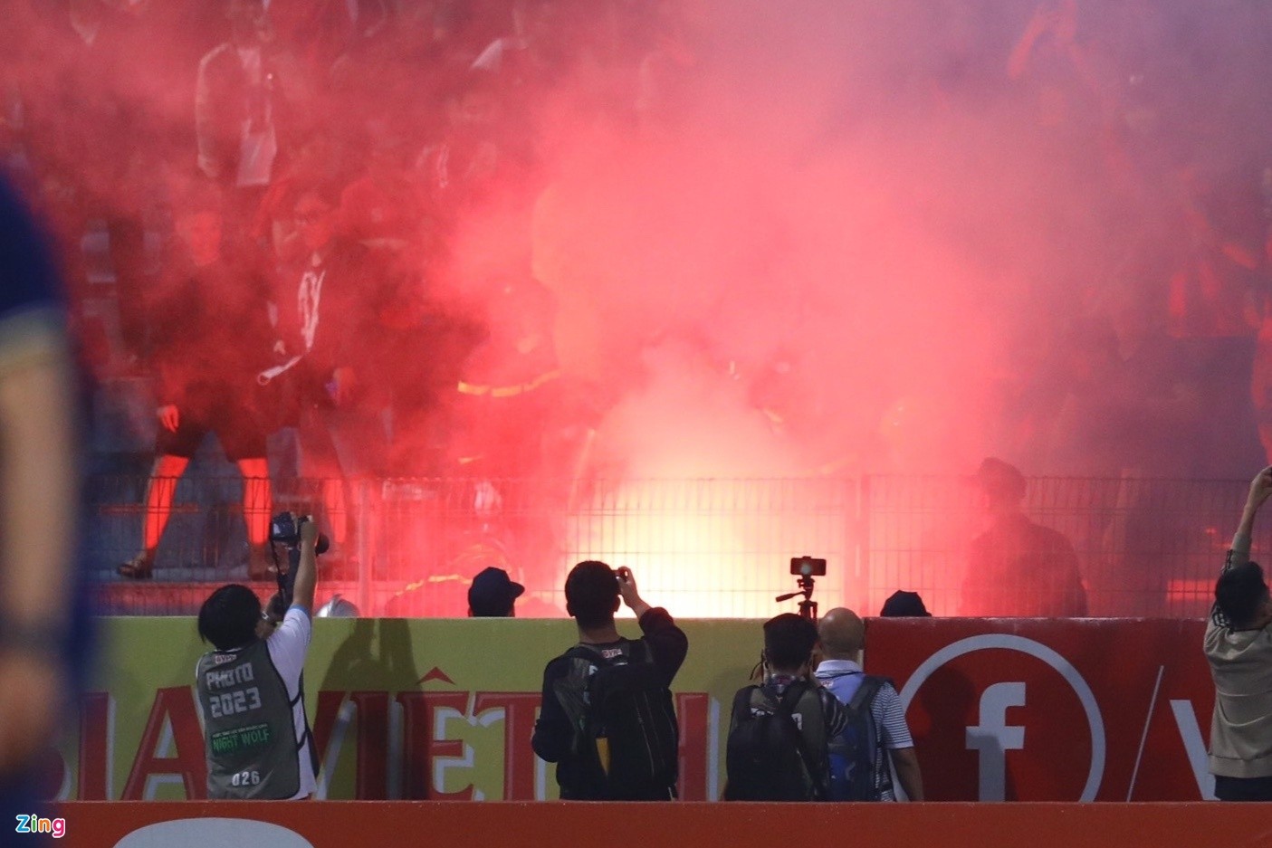 CLB Hà Nội bị phạt vì để CĐV đốt pháo sáng - Bóng Đá