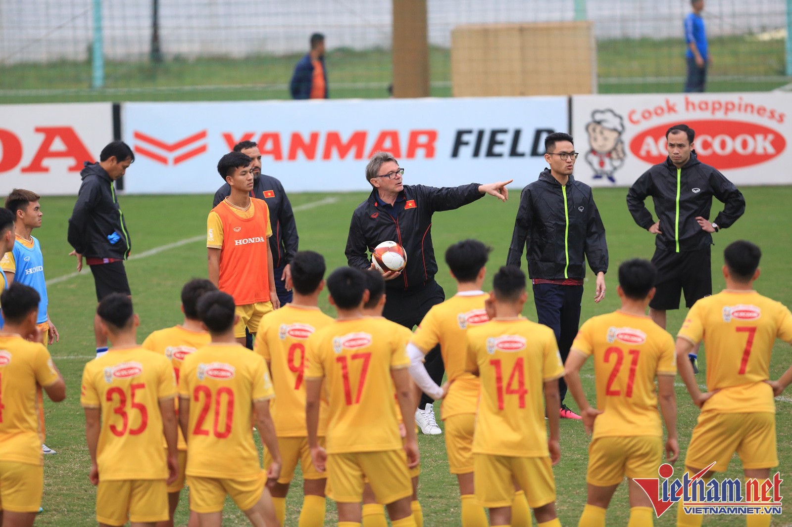 Cầu thủ U23 Việt Nam nhận tin cực vui từ HLV Philippe Troussier - Bóng Đá