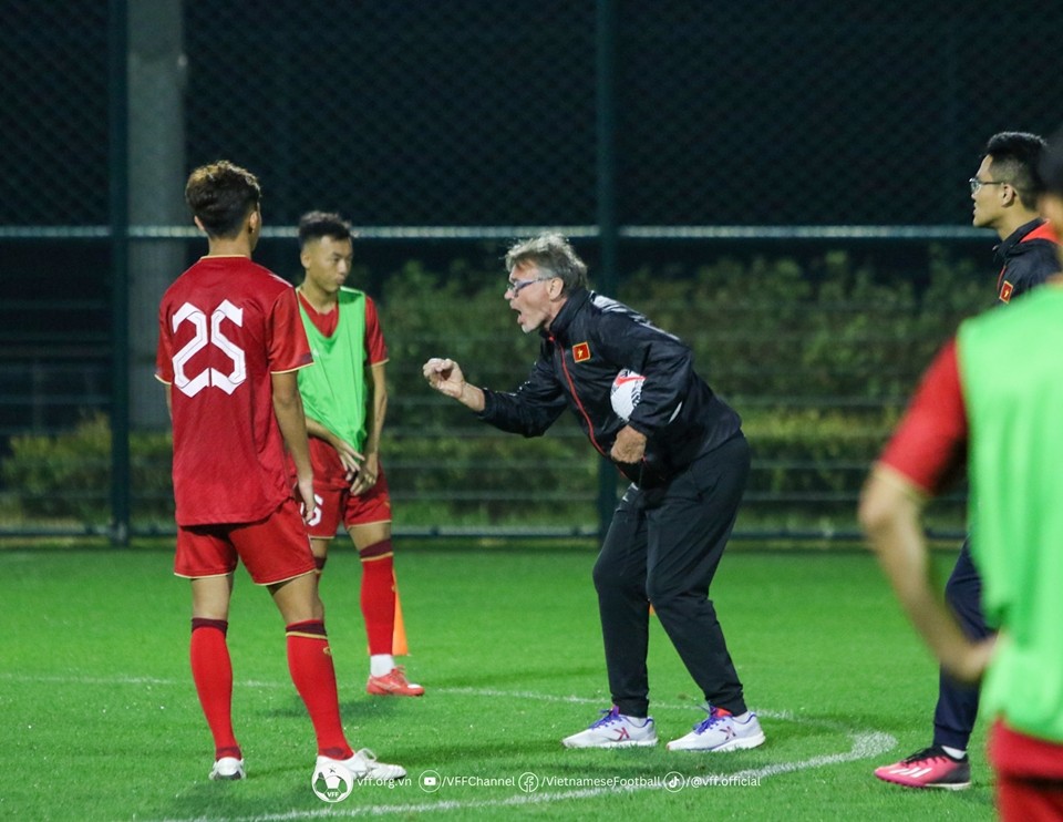 HLV Troussier: Việt Nam không kém Trung Quốc - Bóng Đá