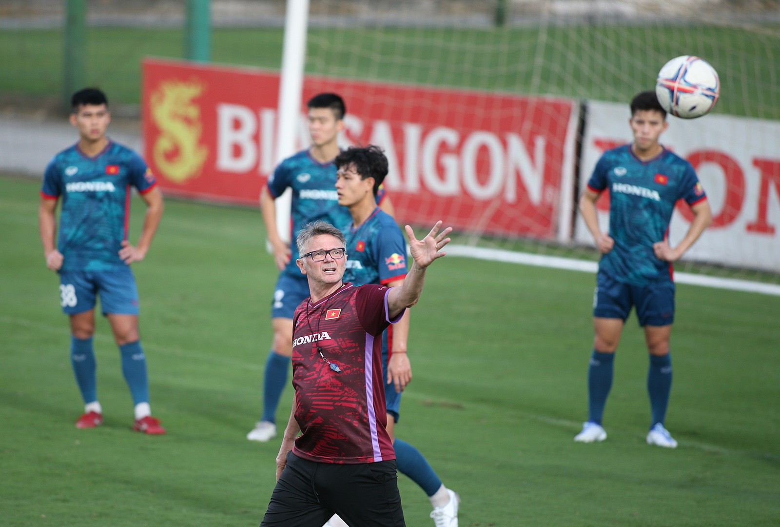 HLV Philippe Troussier: Tuyển Việt Nam thắng Hong Kong chạy đà cho World Cup - Bóng Đá