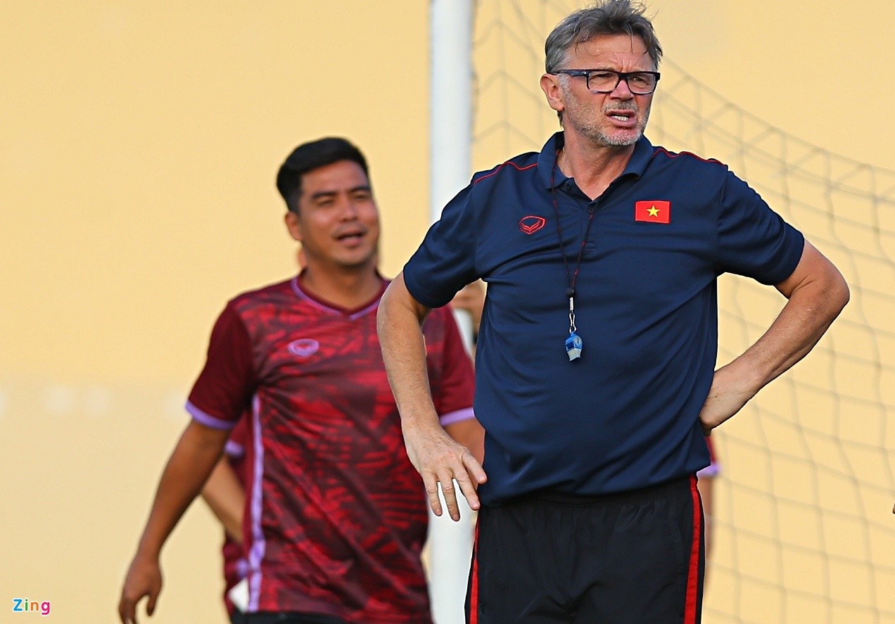 Việt Thắng ngăn HLV Troussier khiêng khung thành - Bóng Đá