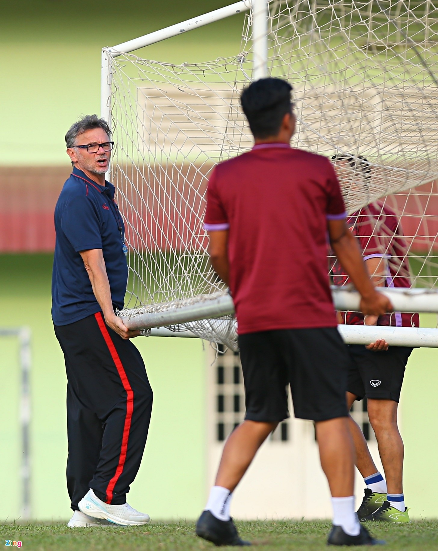 Việt Thắng ngăn HLV Troussier khiêng khung thành - Bóng Đá