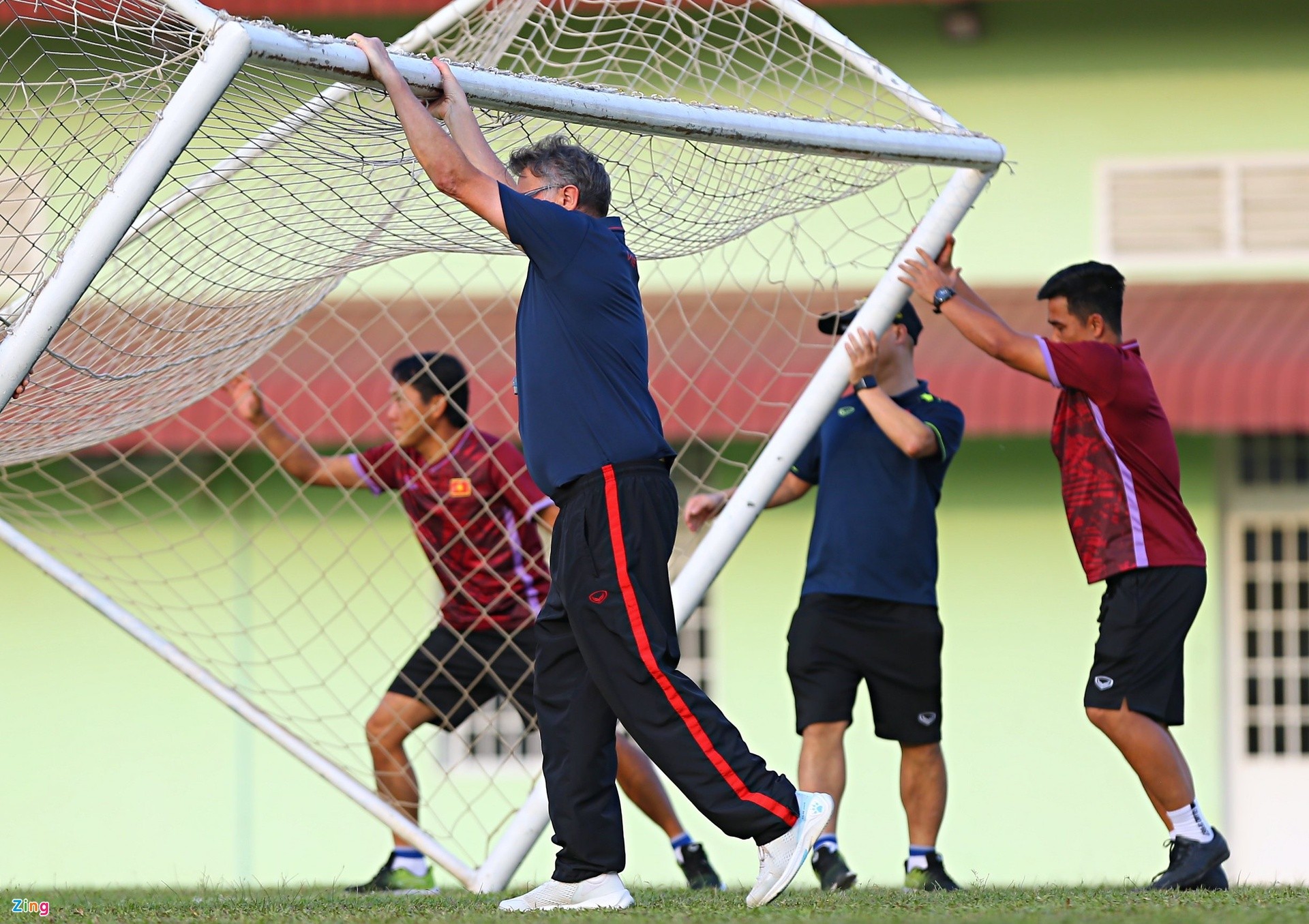Việt Thắng ngăn HLV Troussier khiêng khung thành - Bóng Đá