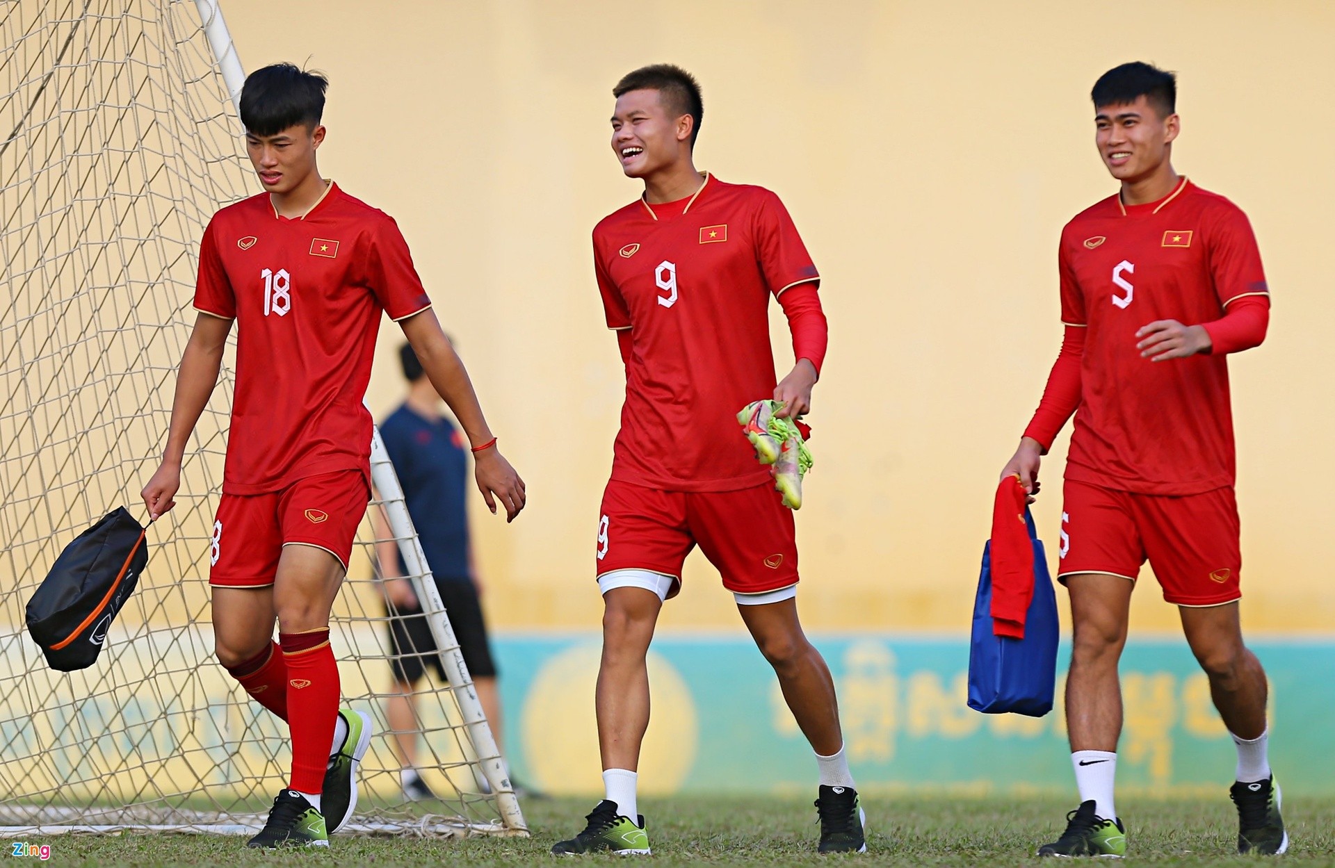 Việt Thắng ngăn HLV Troussier khiêng khung thành - Bóng Đá