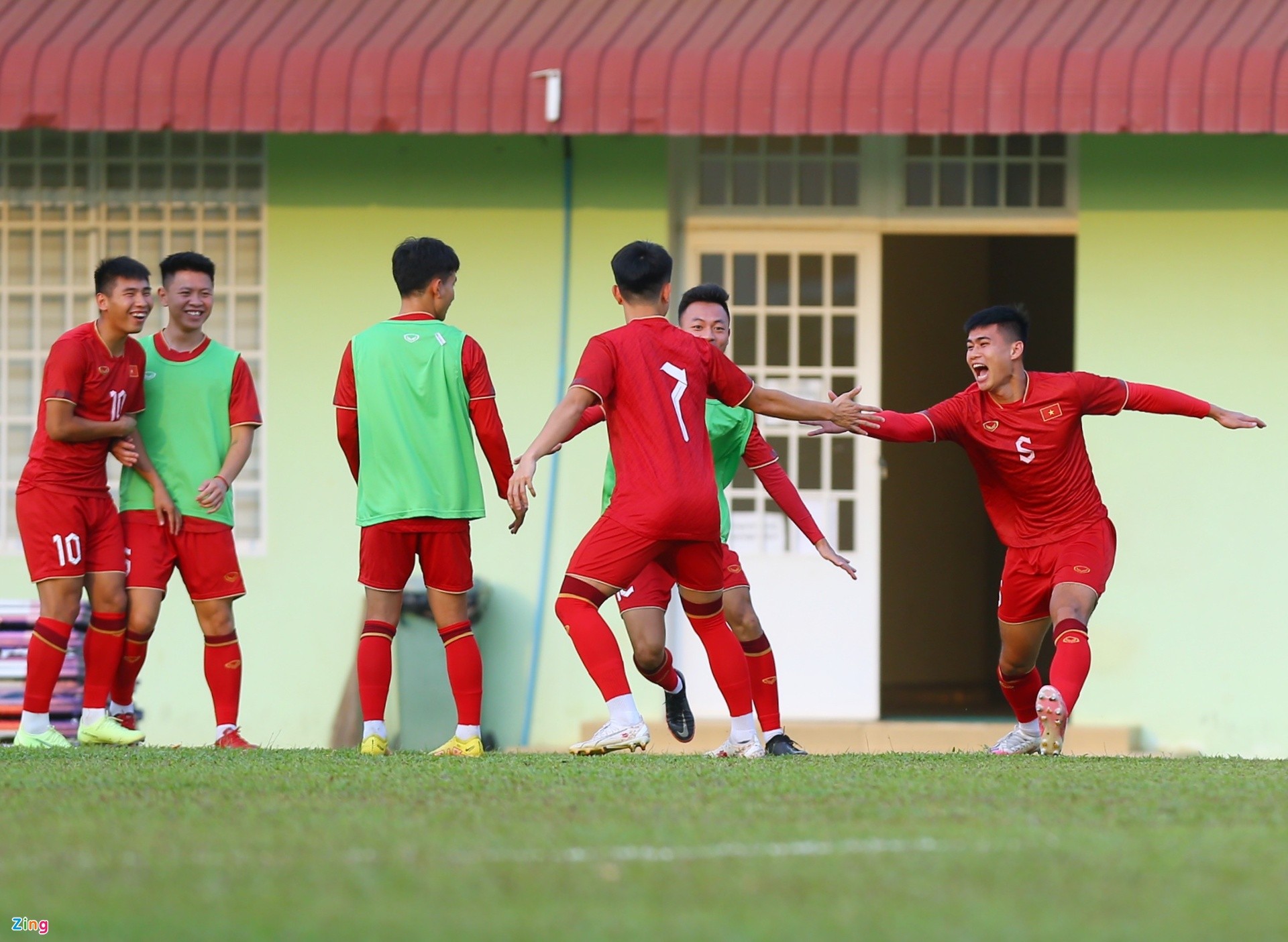 Việt Thắng ngăn HLV Troussier khiêng khung thành - Bóng Đá