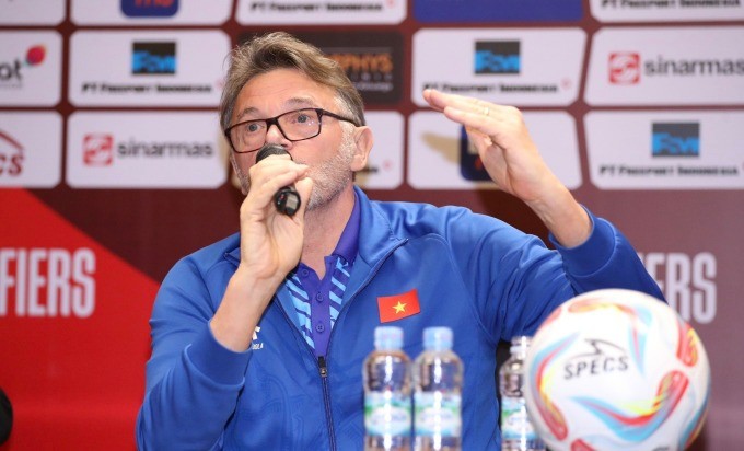 HLV Troussier đang tự bắn vào chân mình - Bóng Đá