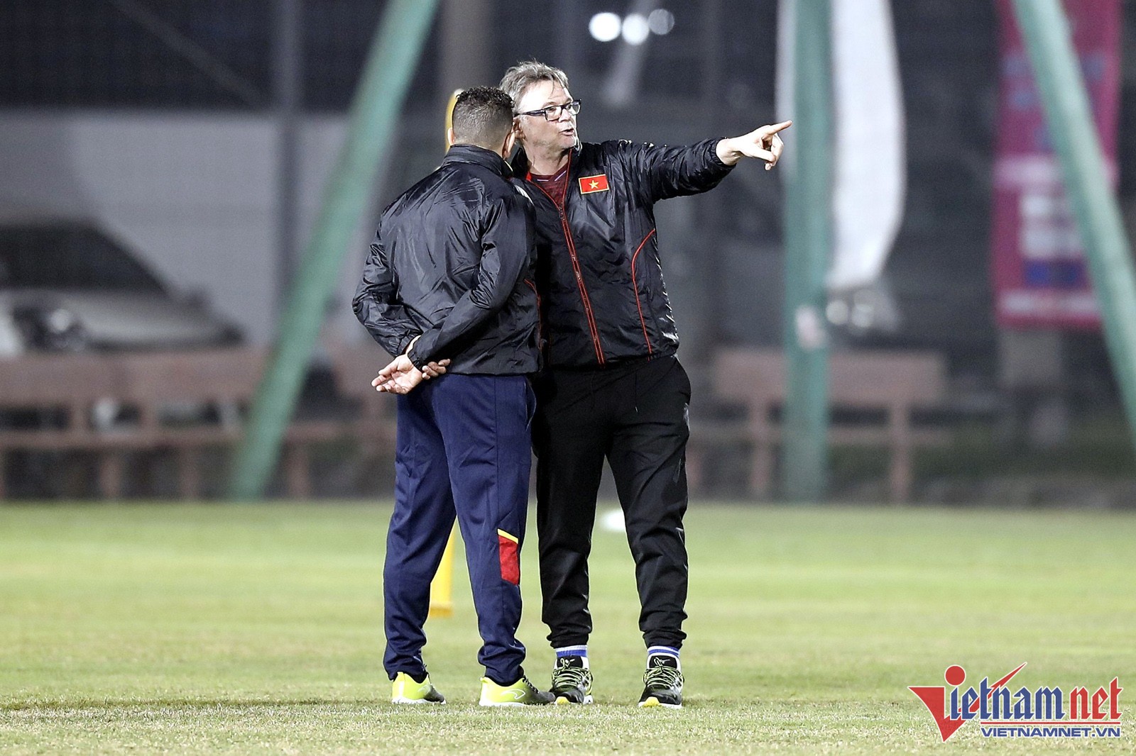 HLV Philippe Troussier mướt mồ hôi với U23 Việt Nam lúc nửa đêm - Bóng Đá