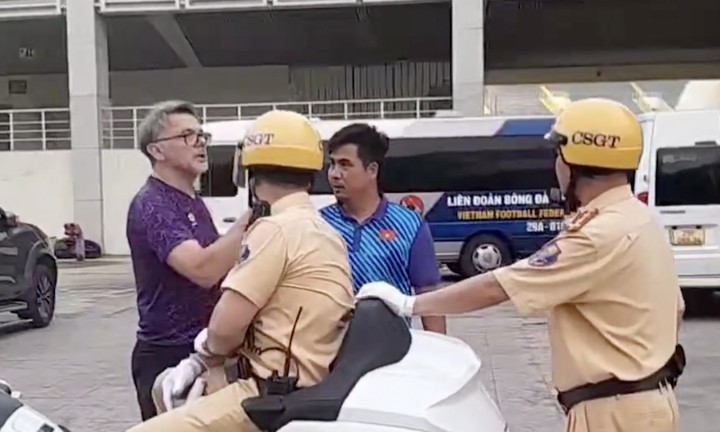Mặc CĐV quay lưng, HLV Philippe Troussier làm 1 điều đặc biệt trước trận tái đấu Indonesia - Bóng Đá