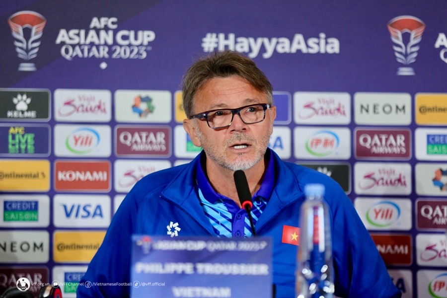 Ông Philippe Troussier căng thẳng với truyền thông, HLV Hoàng Anh Tuấn chỉ lý do - Bóng Đá