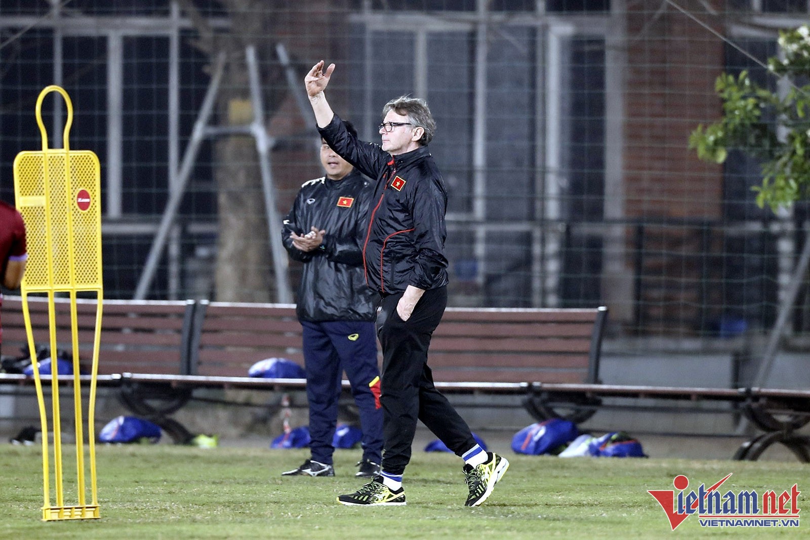 HLV Philippe Troussier mướt mồ hôi với U23 Việt Nam lúc nửa đêm - Bóng Đá