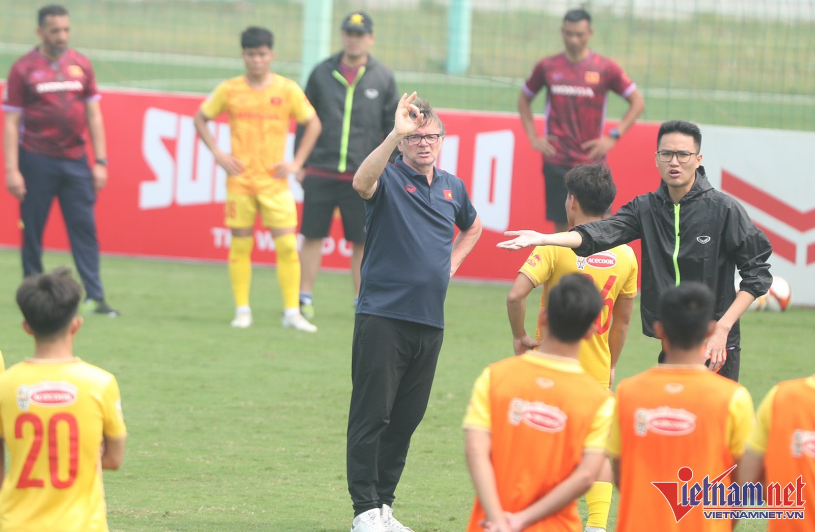 HLV Philippe Troussier 'ra chiêu', U23 Việt Nam mệt nhoài giữa trưa nắng - Bóng Đá