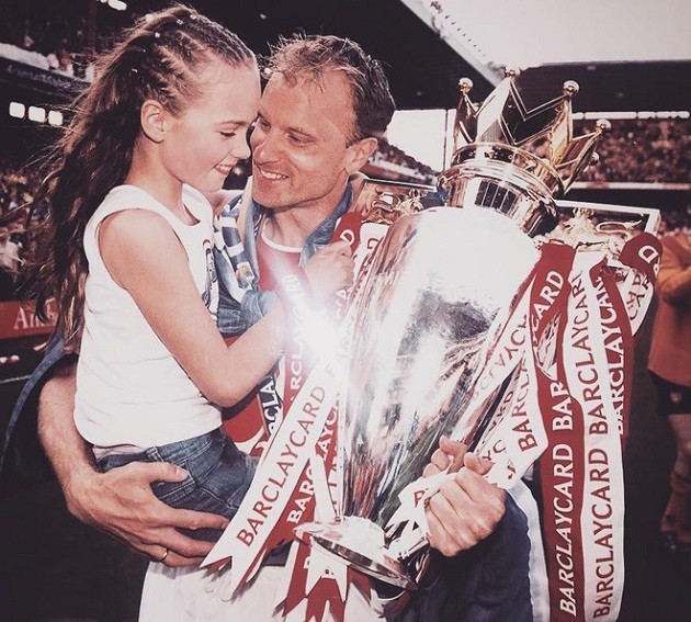 BABY ON BOARD Heartwarming moment Man Utd star Van de Beek and Arsenal legend Bergkamp’s daughter Estelle find out sex of their baby - Bóng Đá