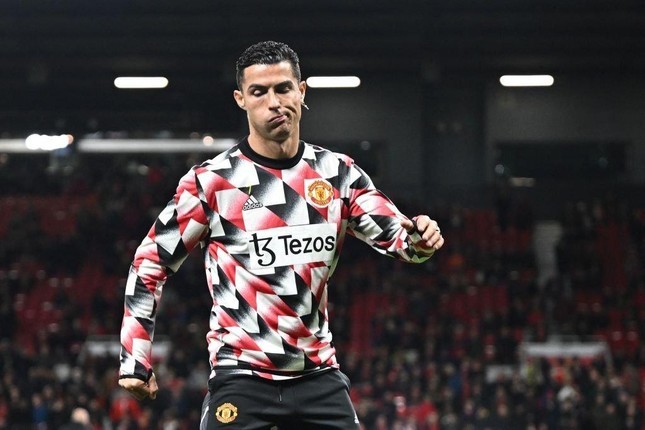 Cristiano Ronaldo arrives at Carrington after being dropped from Manchester United squad Man United issued a c - Bóng Đá