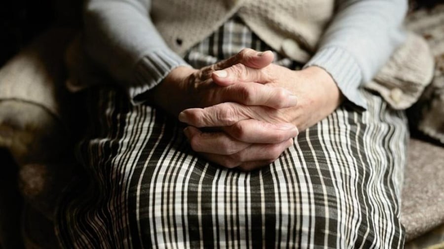 Một số người có thói quen than phiền và đổ lỗi cho hoàn cảnh, cho rằng cha mẹ đã không sinh họ vào thời điểm tốt hơn, không tạo điều kiện sống đầy đủ hoặc không quan tâm đúng mức.