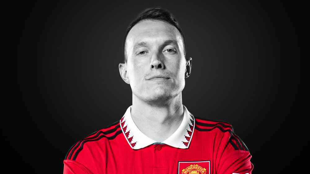 Manchester United defender Phil Jones is not on the club's squad list in the official programme despite still being contracted. - Bóng Đá