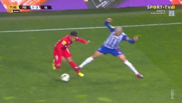 Pepe thoát thẻ đỏ sau pha triệt hạ đối thủ - Bóng Đá