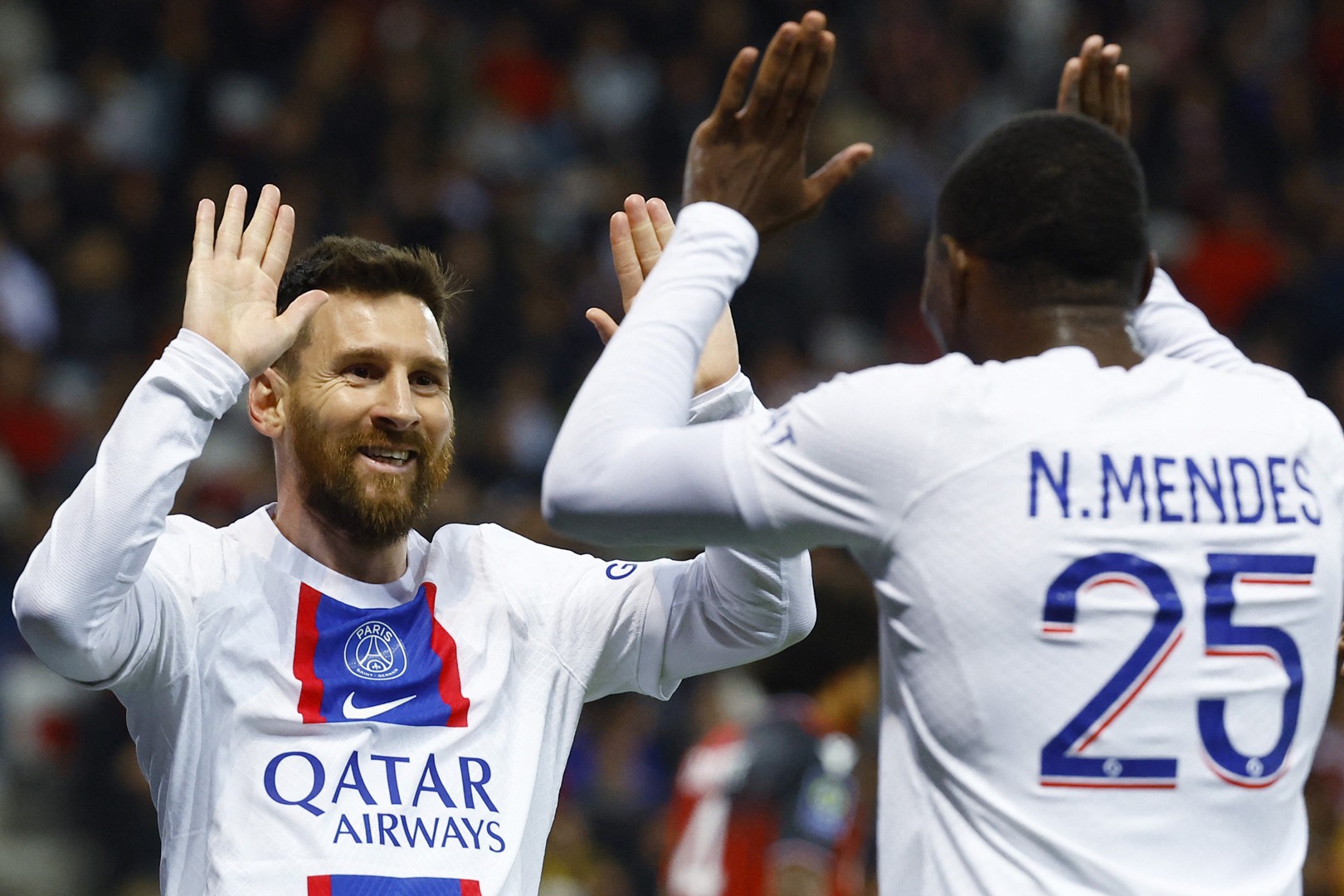 PSG lỗ kỷ lục, khó giữ chân Messi - Bóng Đá