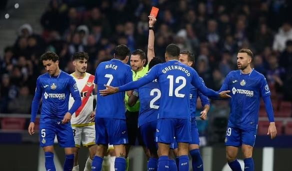 Mason Greenwood shown straight red card for dissent - Bóng Đá