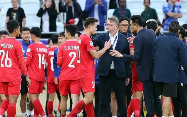 Nguyễn Filip được HLV Philippe Trousser khen ngợi - Bóng Đá