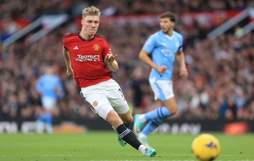 Neville ‘They’d beat everyone up’ – Gary Neville names dream Rasmus Hojlund strike partner as Man Utd target three top class centre-forwards - Bóng Đá