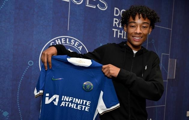 Academy midfielder Kiano Dyer has signed his first professional contract with Chelsea. - Bóng Đá