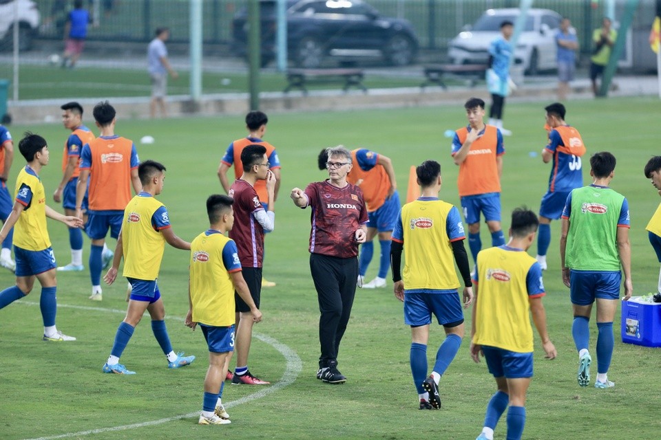 HLV Troussier chú ý Quang Hải - Bóng Đá