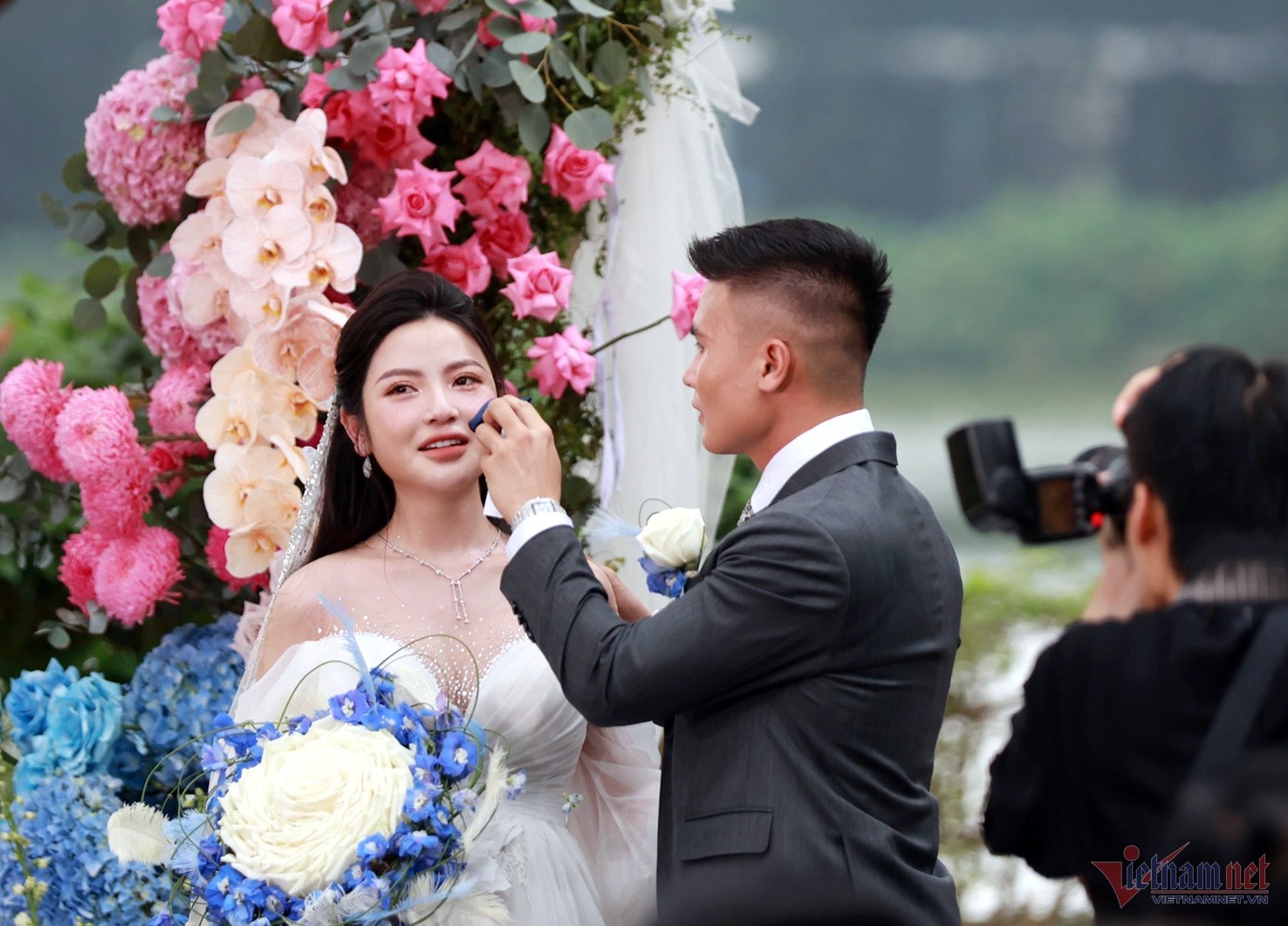 Chu Thanh Huyền nghẹn ngào, Quang Hải lau nước mắt cô dâu - Bóng Đá